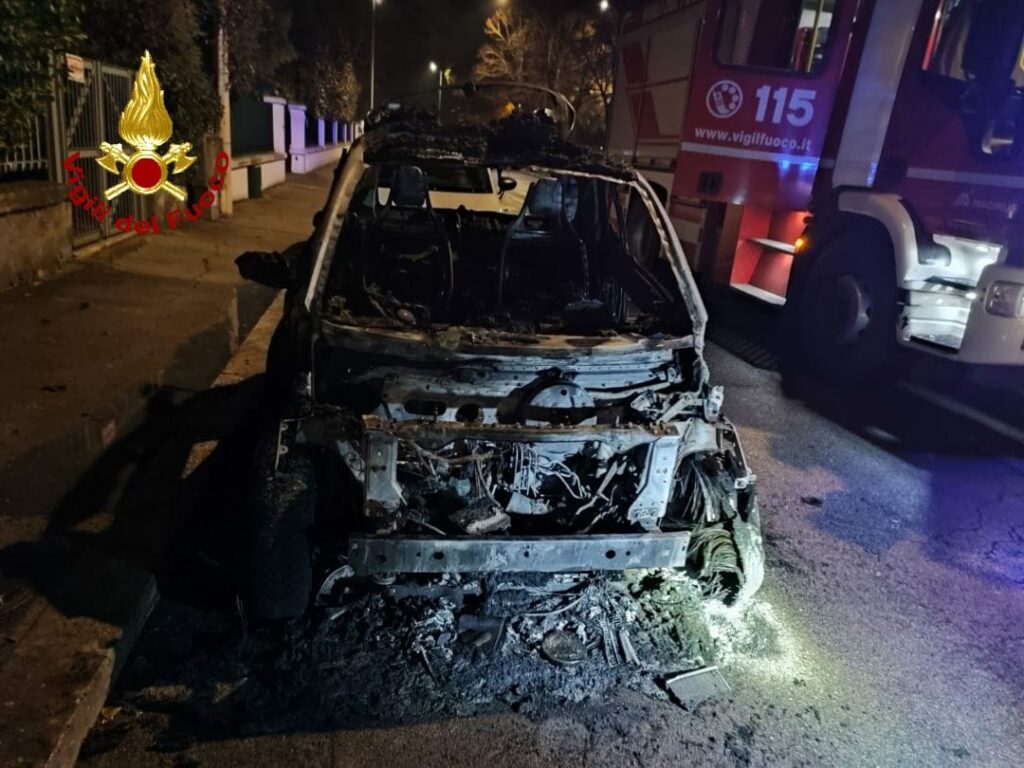 La smart carbonizzata in Via Michelangelo