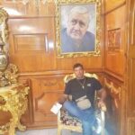 Ferdinando Di Silvio detto Macciò sotto un santino incorniciato di Mario Merola