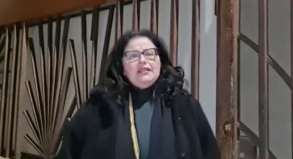 Paola Villa davanti al bene confiscato a Cipriano Chianese a Marina di Cicerone. Il bene è stato affidato al Comune di Formia