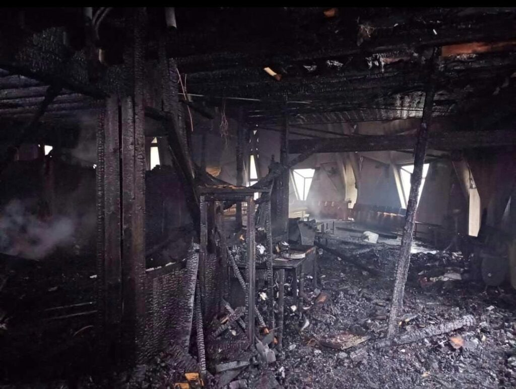 La Chiesa e l'oratorio di Don Bosco completamente carbonizzati dopo il temendo l'incendio divampato tra le 2 e le 3 di notte