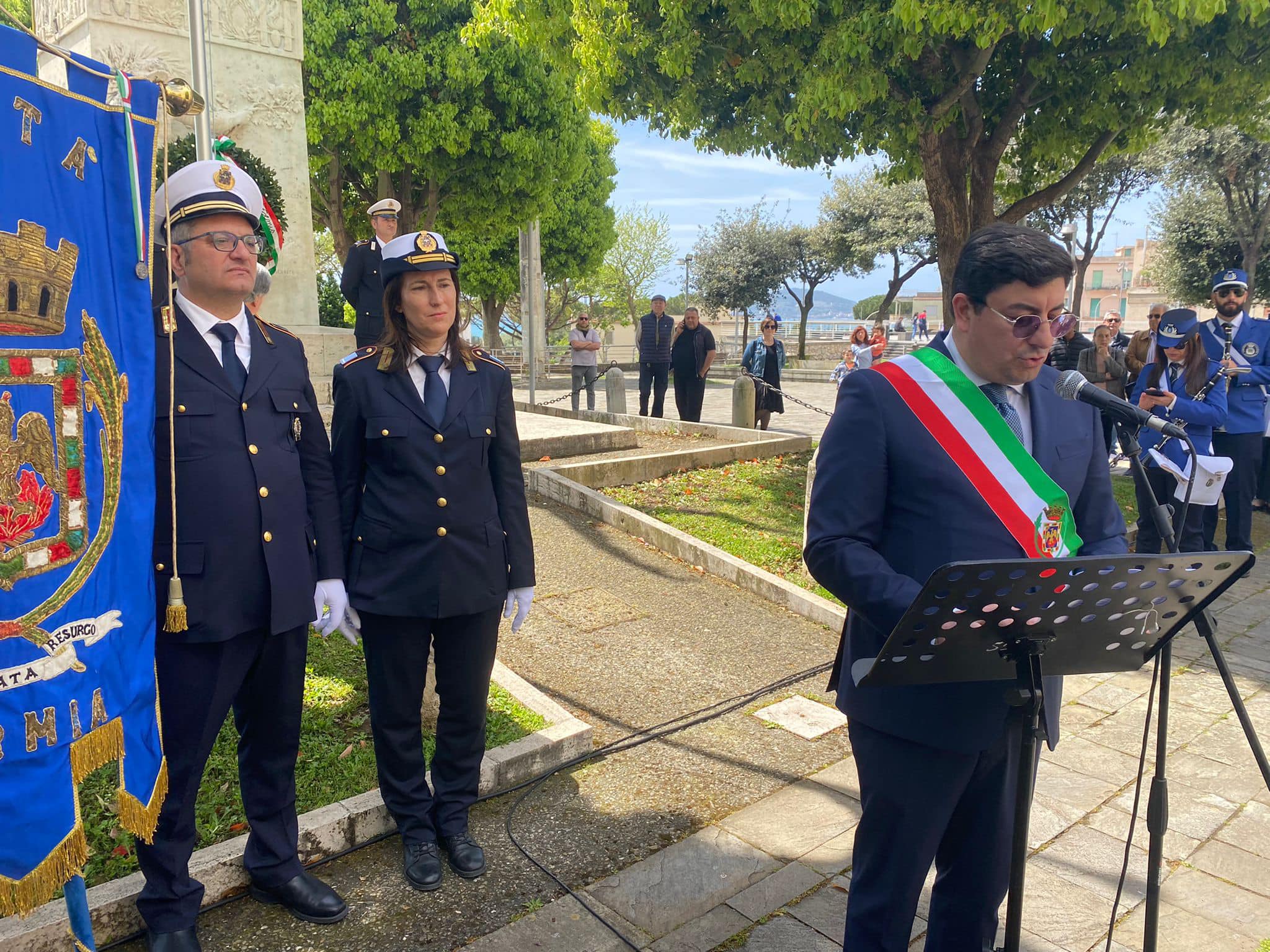 il_sindaco_gianluca_taddeo_durante_il_discorso_del_25_aprile
