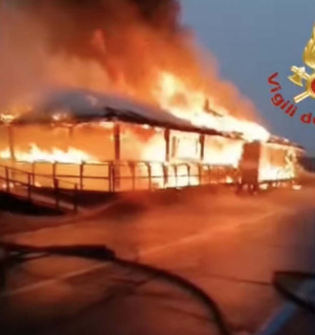 Il primo chiosco sul lungomare di Latina a fuoco lunedì 15 maggio 2023