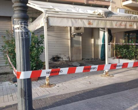 La frutteria di Formia colpita dall'ordigno (foto di Annibale Mansilio)