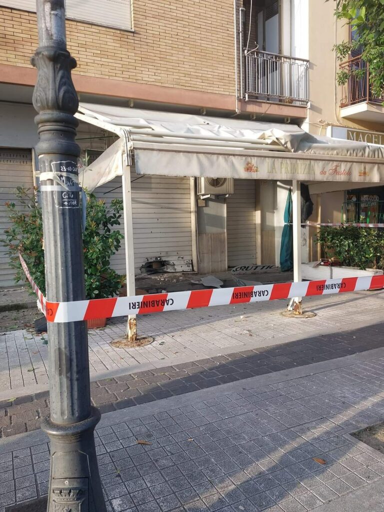 La frutteria di Formia colpita dall'ordigno (foto di Annibale Mansilio)