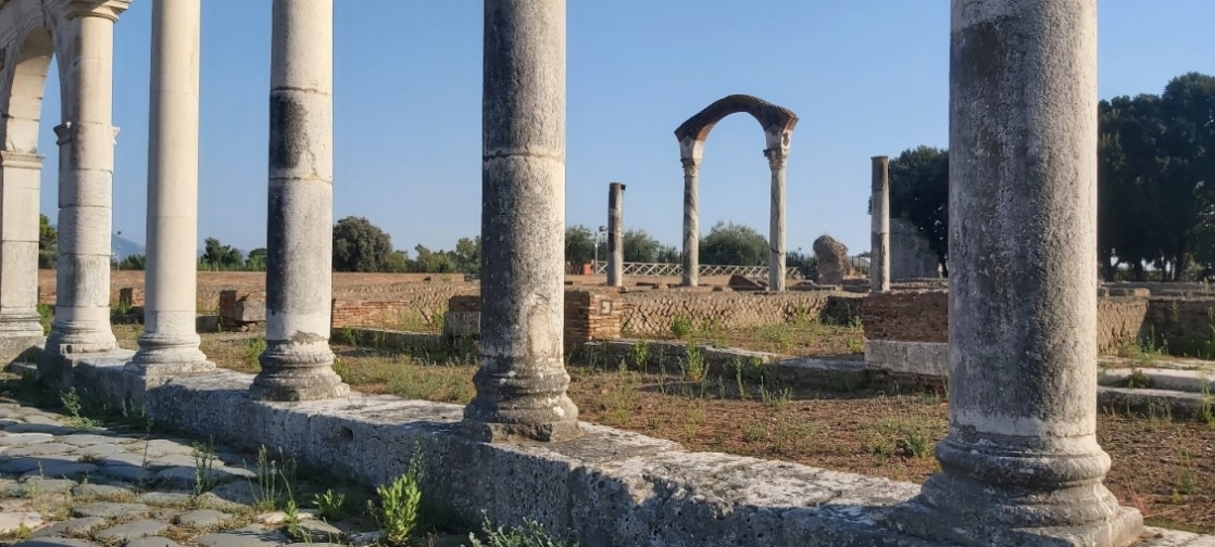 Le vestigia del Macellum dell’antica Minturnae. Foto Marco Musmeci