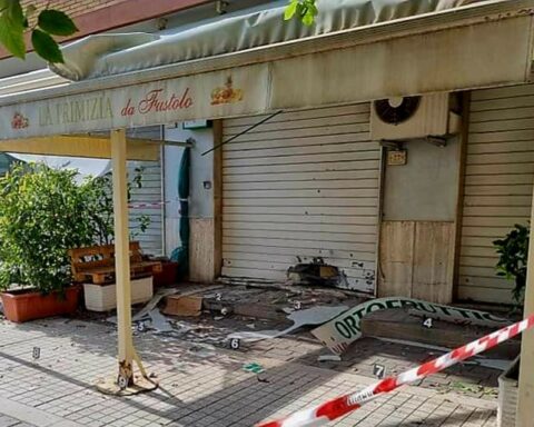 La frutteria "La Primizia-da Fustolo": stanotte è stata destinataria di un attentato con una bomba carta. Sul caso indagano i Carabinieri