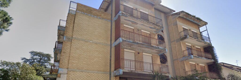 L'edificio pericolante in Via Ombrone 1