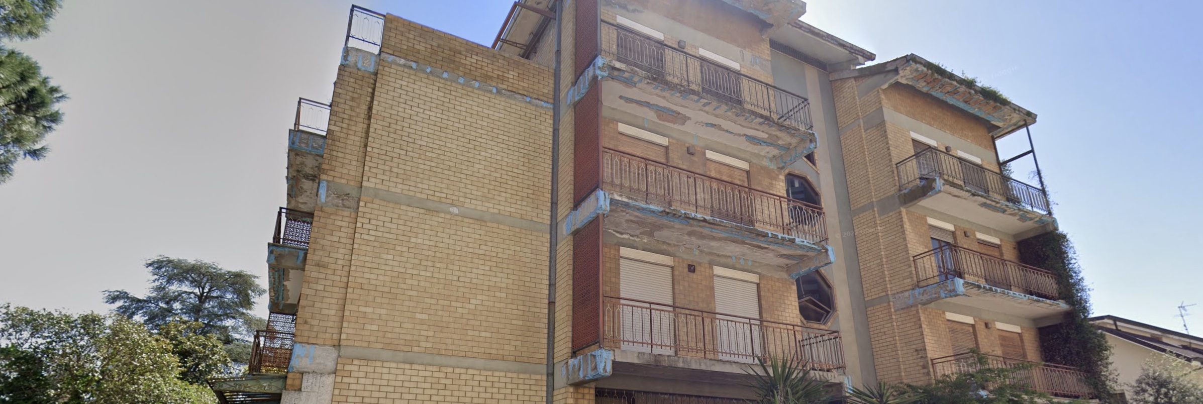 L'edificio pericolante in Via Ombrone 1