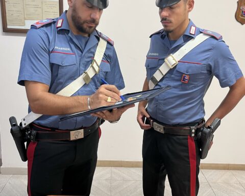 La pistola "scacciacani" sequestrata dai Carabinieri di Cori