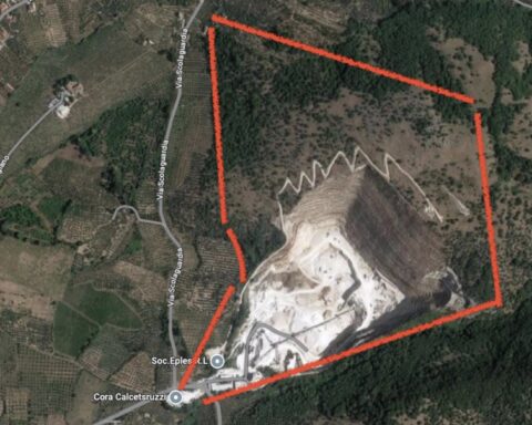 L’attuale estensione della cava EPLES. In rosso i possibili confini della nuova richiesta di ampliamento