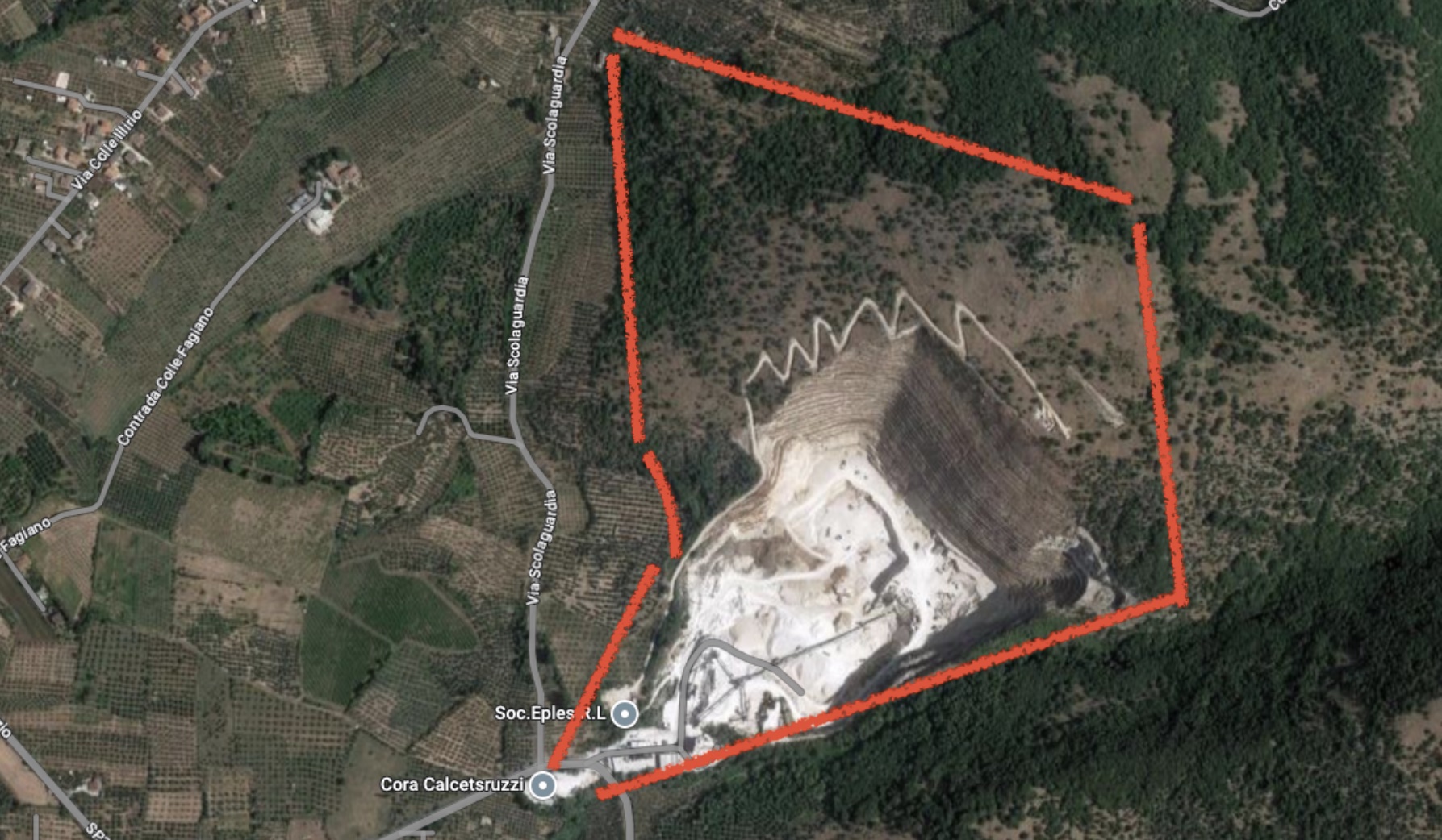L’attuale estensione della cava EPLES. In rosso i possibili confini della nuova richiesta di ampliamento
