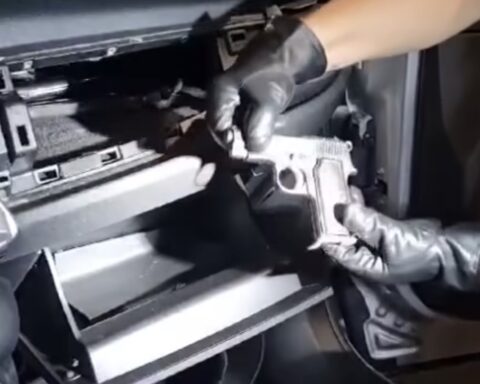 Una delle 14 pistole trovate nell'auto del 29enne di Fondi