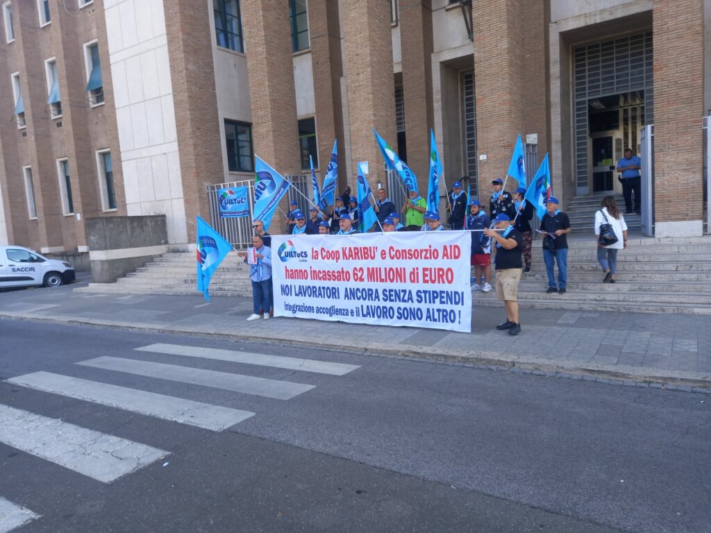 Il sindacato e i lavoratori in protesta davanti al Tribunale