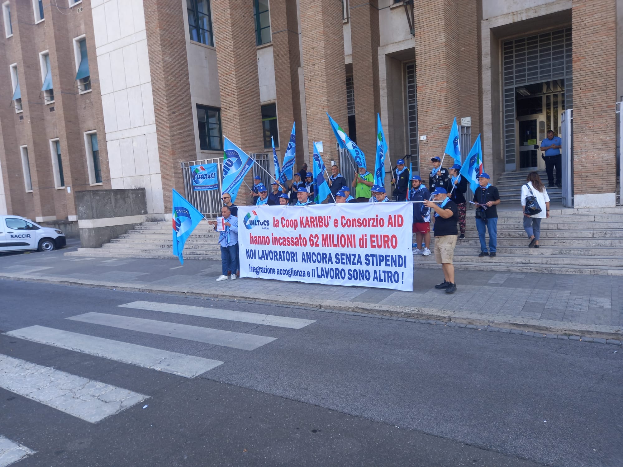 Il sindacato e i lavoratori in protesta davanti al Tribunale