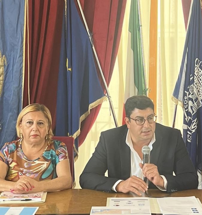 il_sindaco_gianluca_taddeo_e_lassessore_alla_pubblica_istruzione_luigia_bonelli