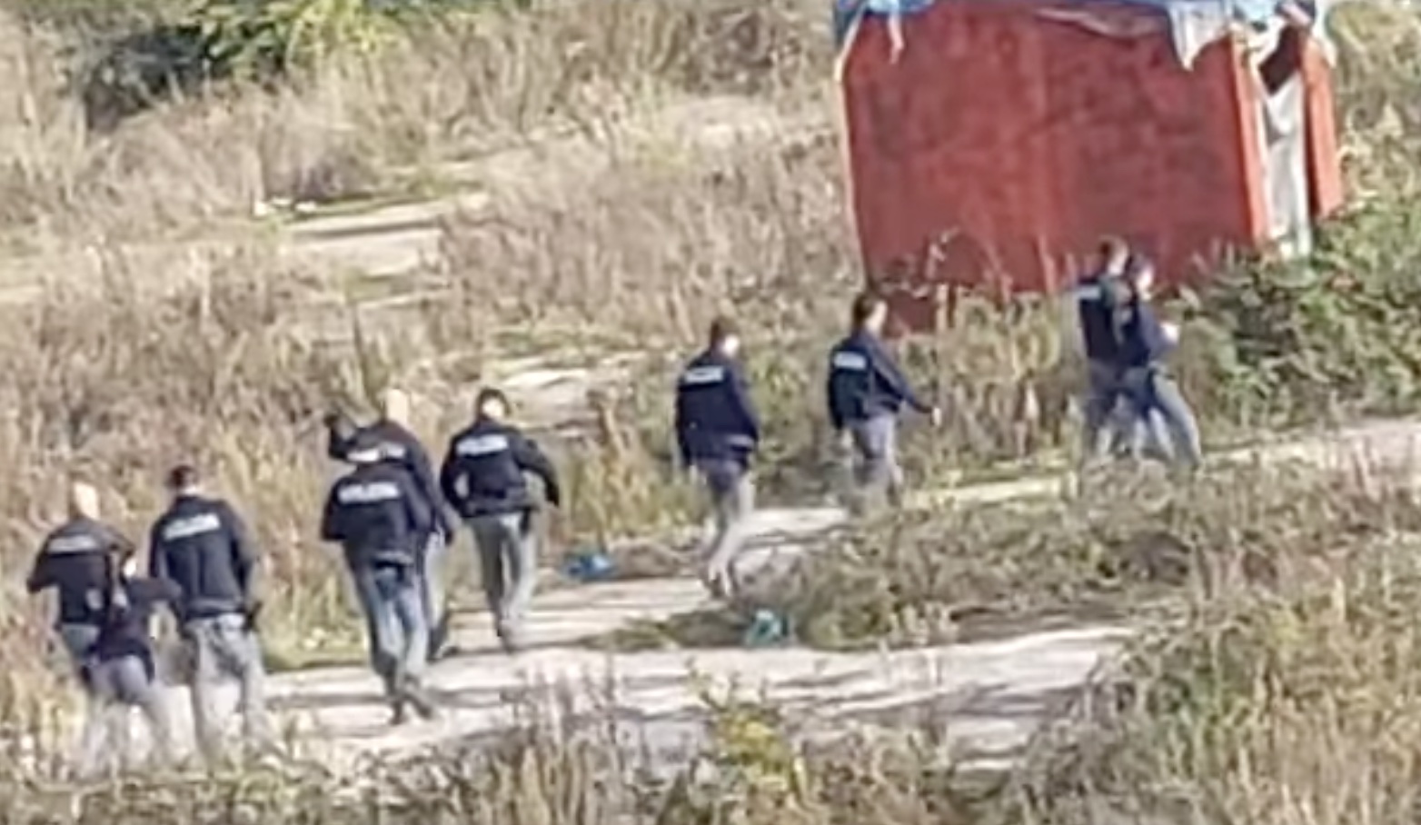 Gli agenti di Polizia all'interno dell'ex Svar di Latina
