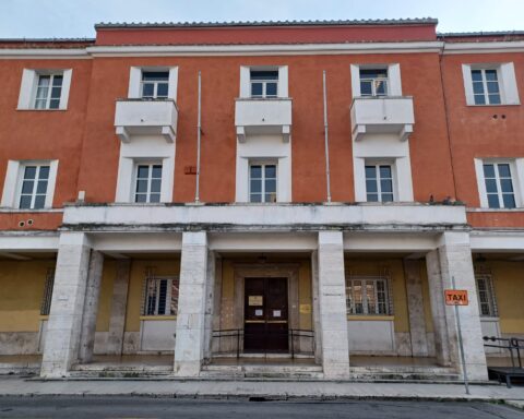 L'edificio di Piazza del Popolo che ospita il servizio Entrate-Ufficio Tari