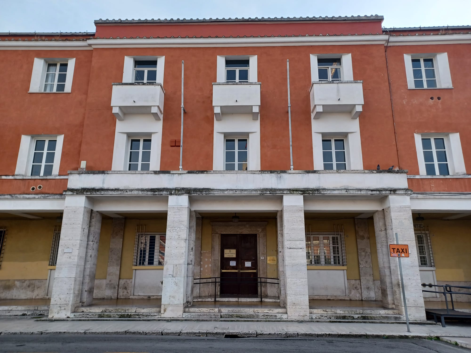 L'edificio di Piazza del Popolo che ospita il servizio Entrate-Ufficio Tari