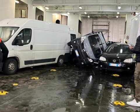 I mezzi all'interno del traghetto Quirino