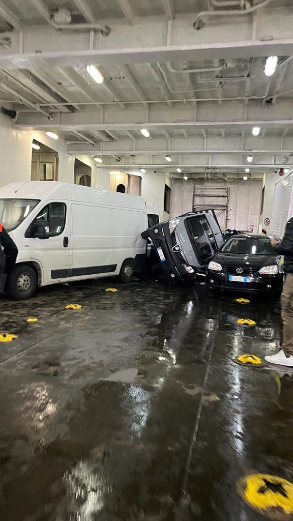 I mezzi all'interno del traghetto Quirino