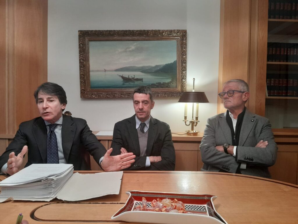 Gli avvocati Luca Giudetti e Stefano Iucci insieme ad Antonio Fusco detto Zì Marcello