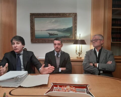 Gli avvocati Luca Giudetti e Stefano Iucci insieme ad Antonio Fusco detto Zì Marcello
