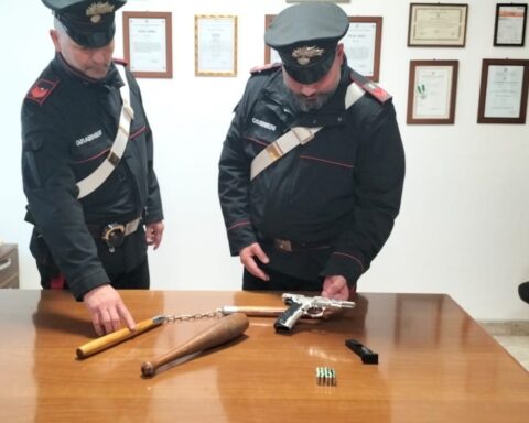 Nella foto i militari con il materiale sequestrato.