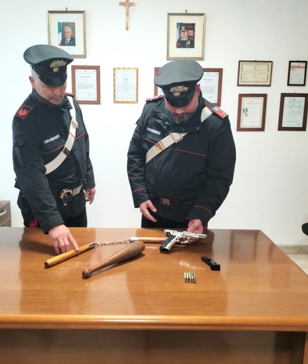 Nella foto i militari con il materiale sequestrato.