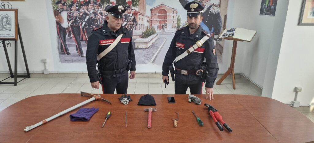 Il materiale sequestrato dentro l'auto dei due possibili banditi che hanno seminato il panico ad Aprilia in questi giorni