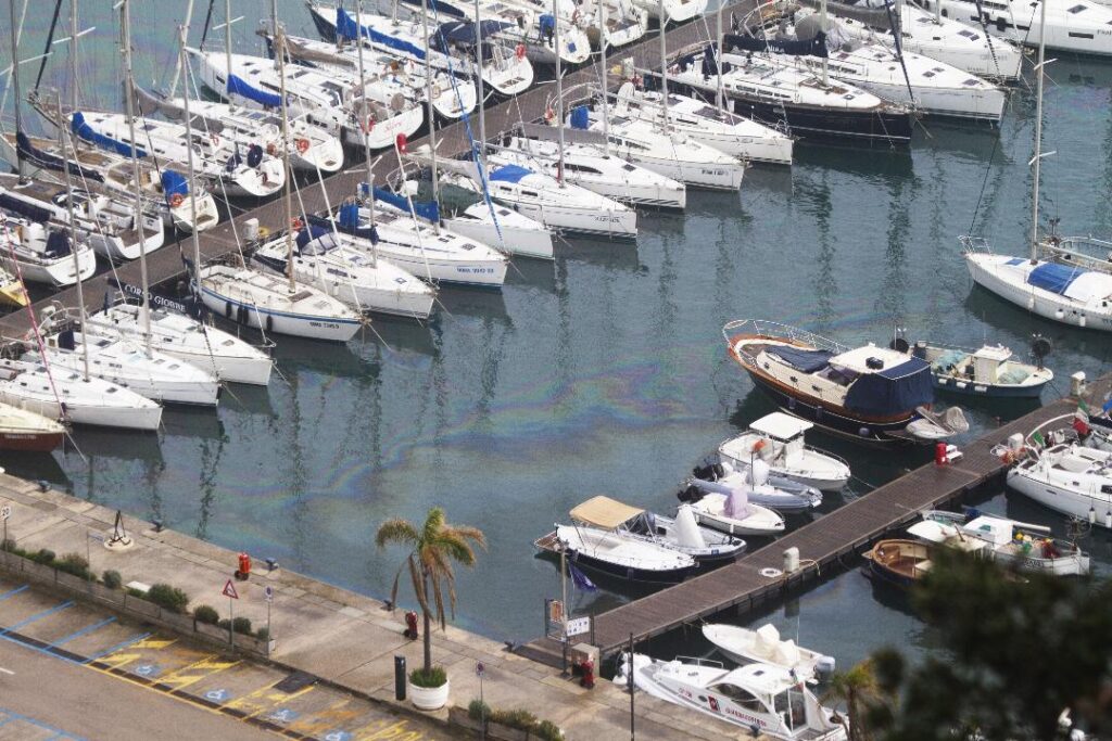 Le conseguenze dell'incendio nel porto turistico di San Felice Circeo