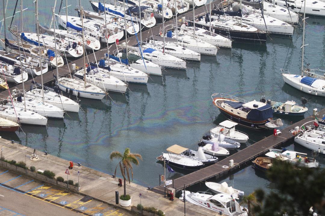 Le conseguenze dell'incendio nel porto turistico di San Felice Circeo