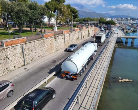 traffico su litoranea prossimità villa comunale