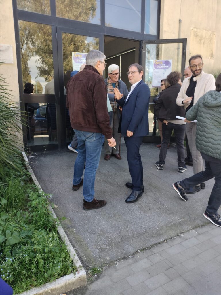 L'ex senatore Claudio Moscardelli (di spalle), il consigliere regionale Salvatore La Penna e l'ex consigliere comunale e provinciale Mauro Visari