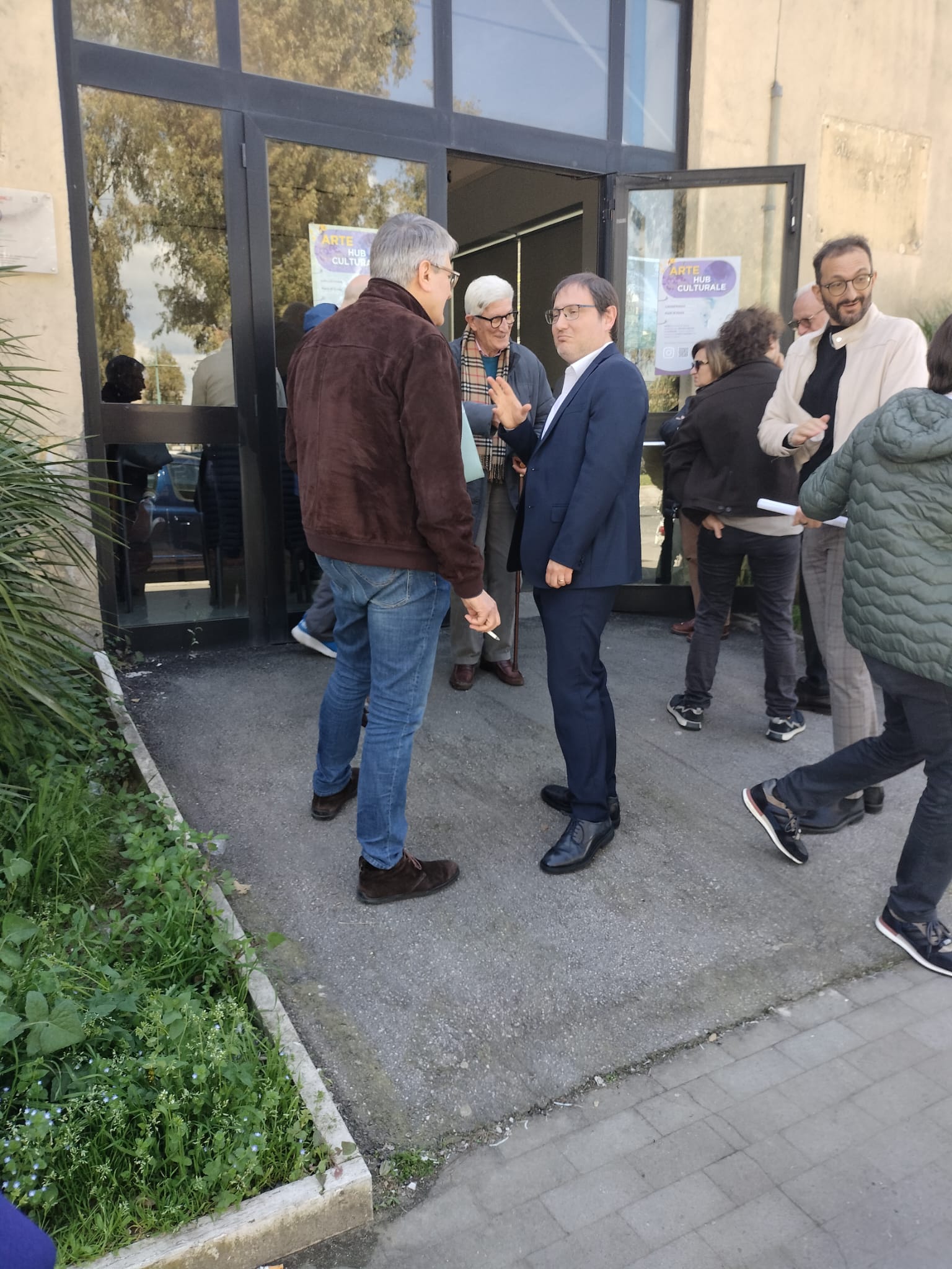 L'ex senatore Claudio Moscardelli (di spalle), il consigliere regionale Salvatore La Penna e l'ex consigliere comunale e provinciale Mauro Visari