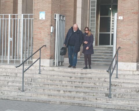 L’avvocato Nicodemo Gentile e la Garanta Monica Sansoni all’uscita del Tribunale di Latina