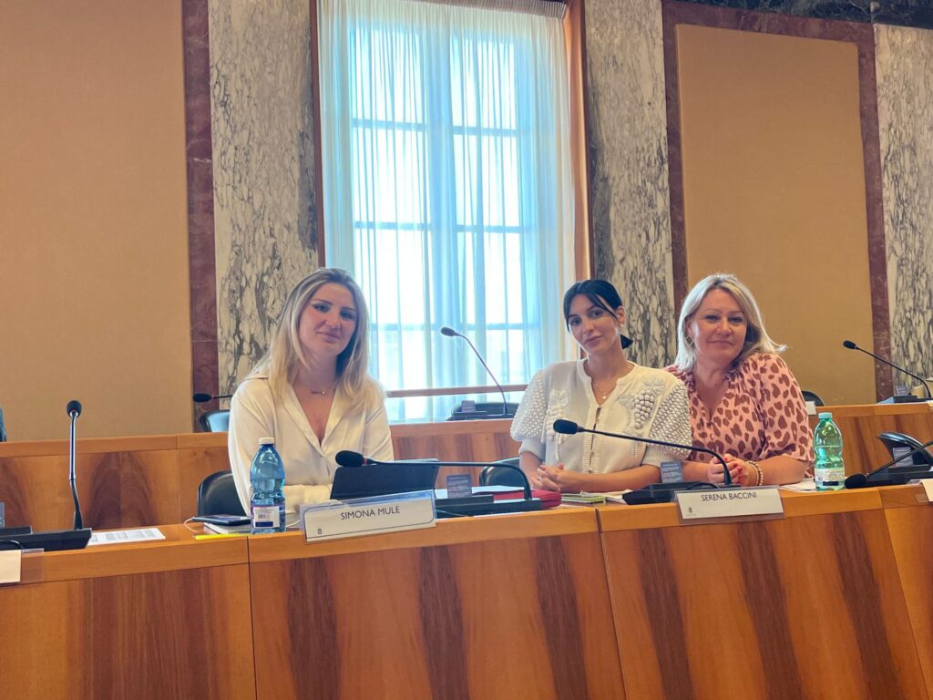 Le consigliere comunali di Fratelli d'Italia Simona Mulé. Serena Baccini e Valentina Colonna
