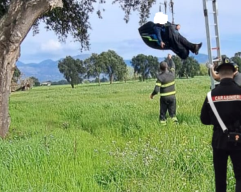 Carabinieri e Vigili del Fuoco soccorrono il parapendista
