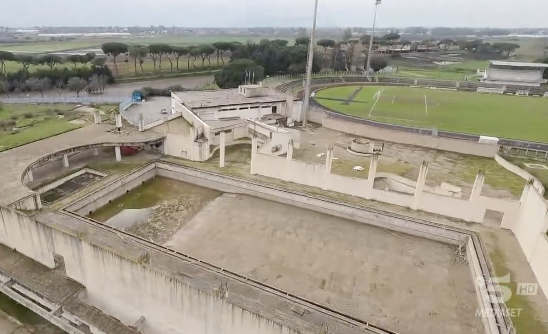 Piscina San Martino nelle immagini tratte da "Striscia la Notizia"
