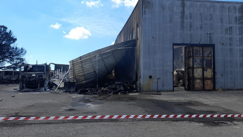Il capannone distrutto delle fiamme ad Aprilia