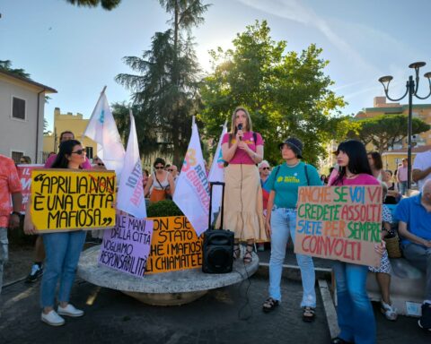 Immagine della manifestazione in Piazza Roma (pubblicata dal profilo social di Reti di Giustizia)