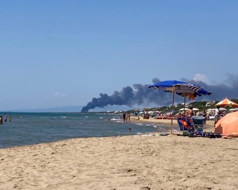 L'incendio visto dal lungomare di Sabaudia