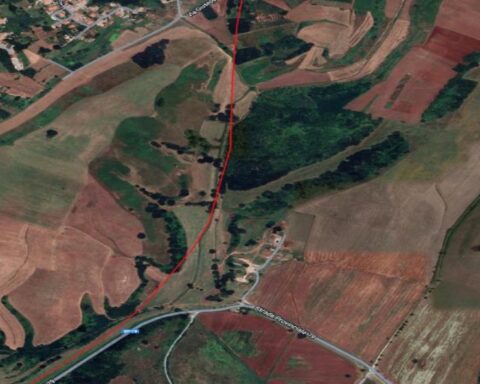 In rosso il tracciato della bretella che dividerebbe in due l’azienda agricola a Giulianello