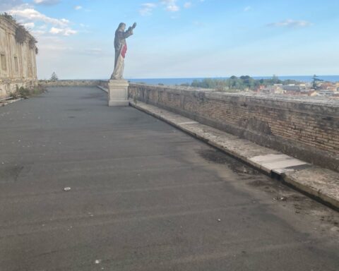 La statua del Cristo Redentore posta a Terrazzo Braschi