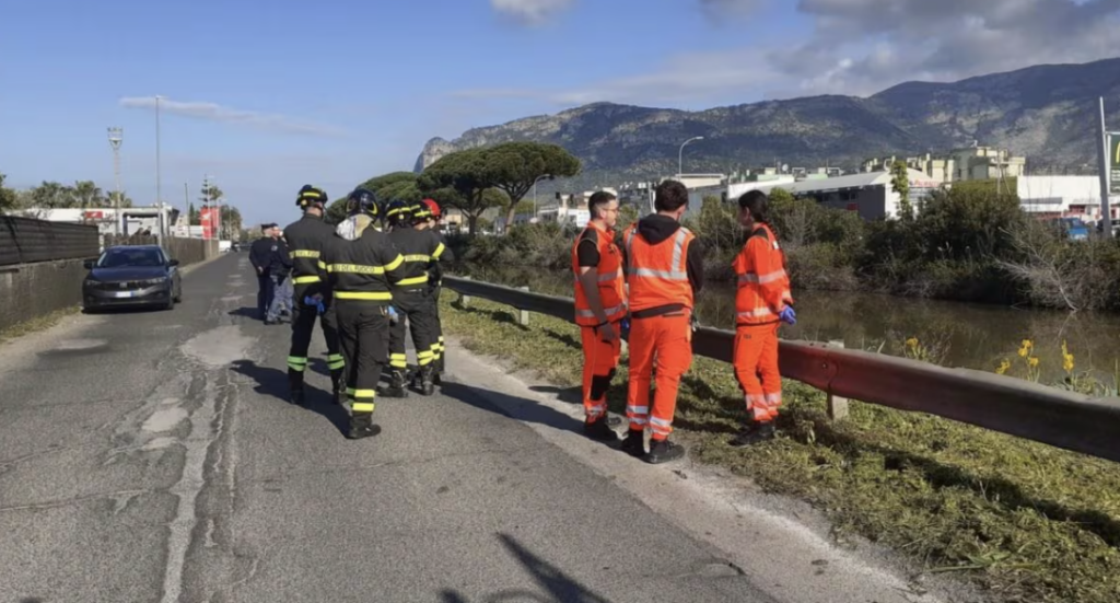 Vigili del fuoco e personale sanitario a Terracina sul luogo del ritrovamento. (Foto: Facebook, Terracina Città)