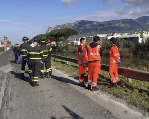 Vigili del fuoco e personale sanitario a Terracina sul luogo del ritrovamento. (Foto: Facebook, Terracina Città)